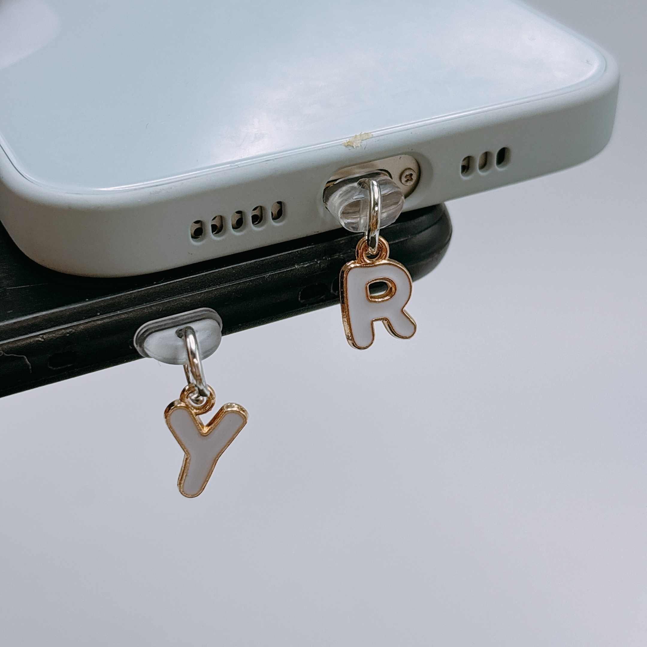 English Letters A-M Phone Dust – Phone Accessories Background recenzja i cena
