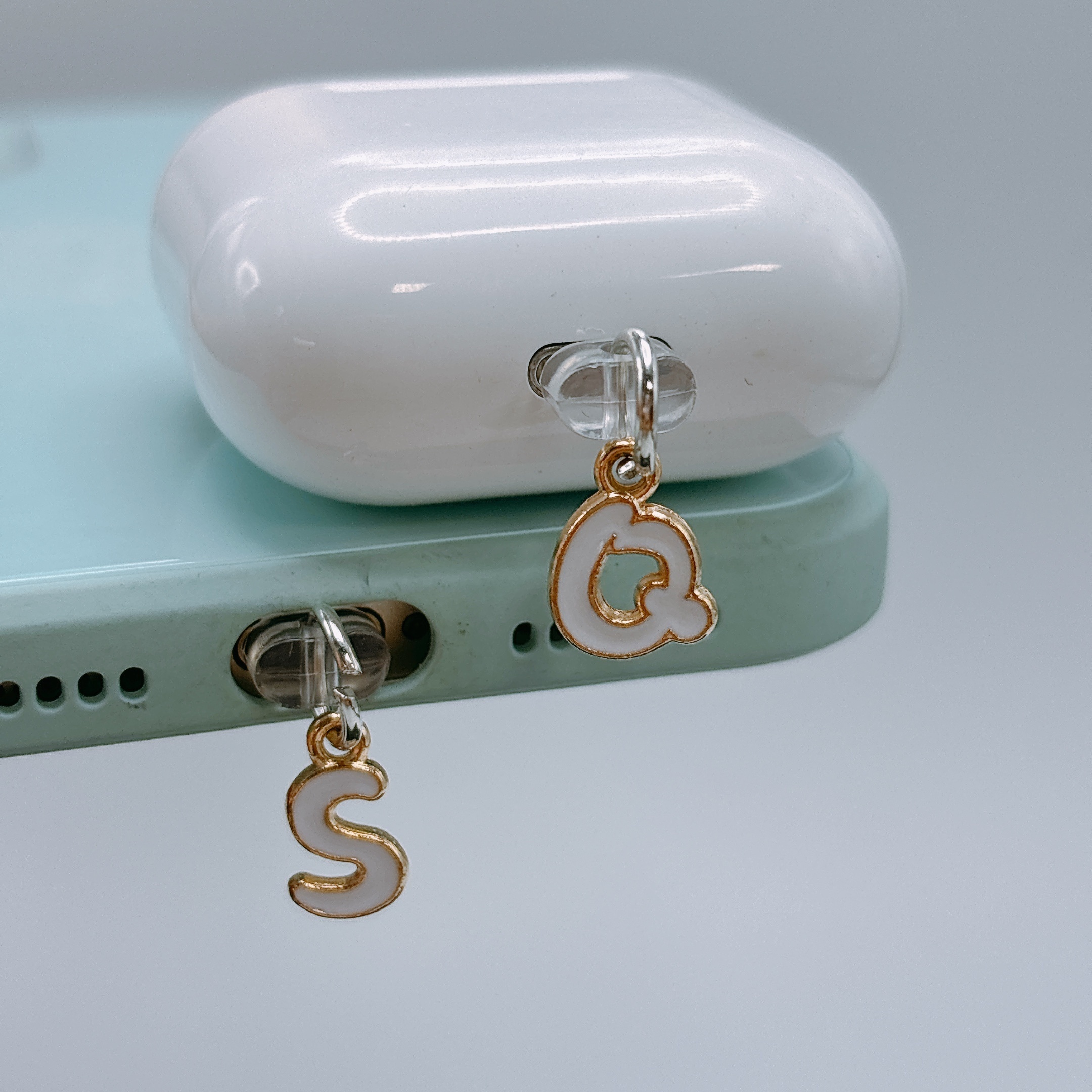 English Letters A-M Phone Dust – Phone Accessories Background recenzja i cena